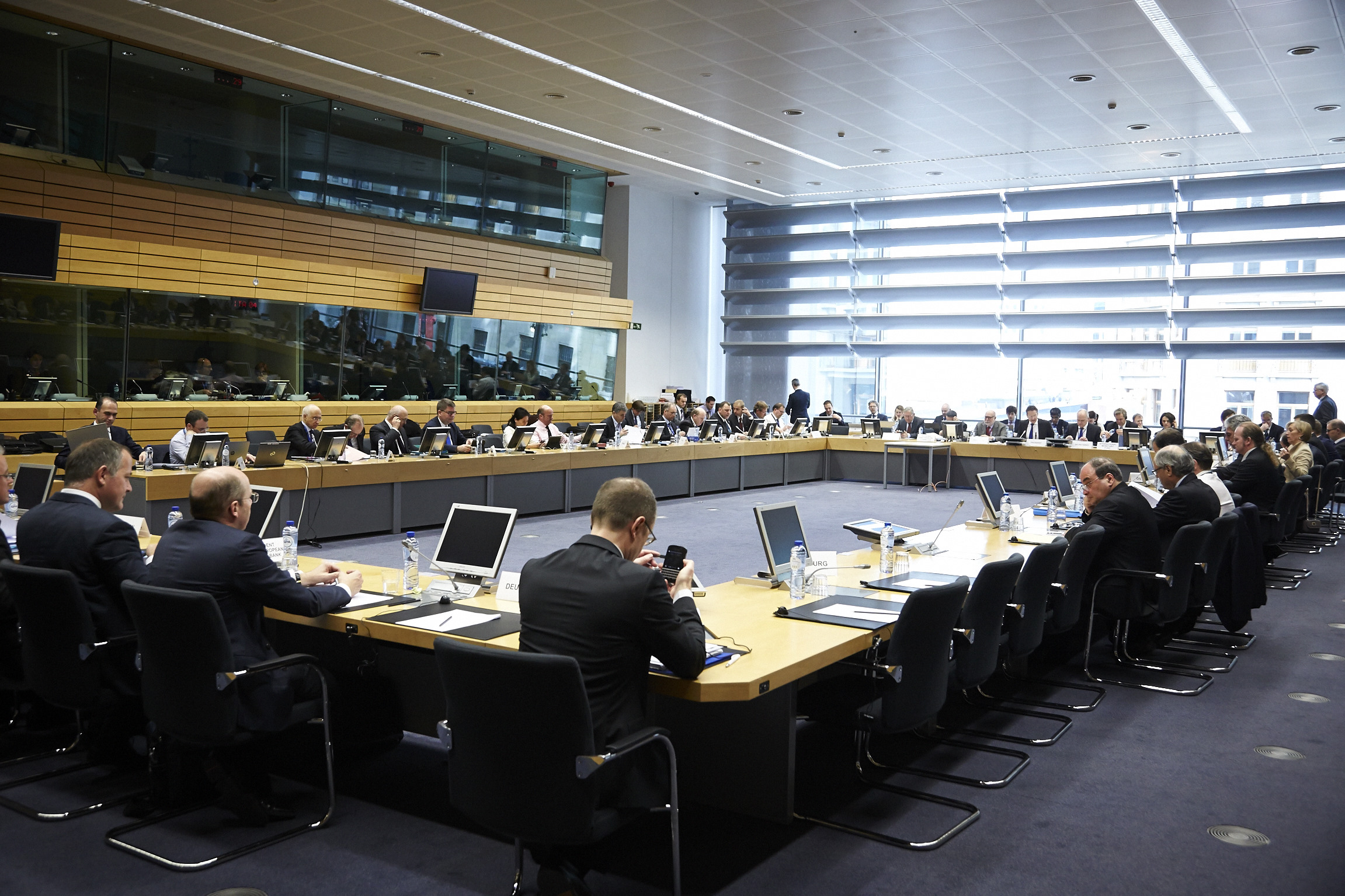 Ευρωπαίος αξιωματούχος: Ξεκινάμε συζήτηση για την αναδιάρθρωση χρέους