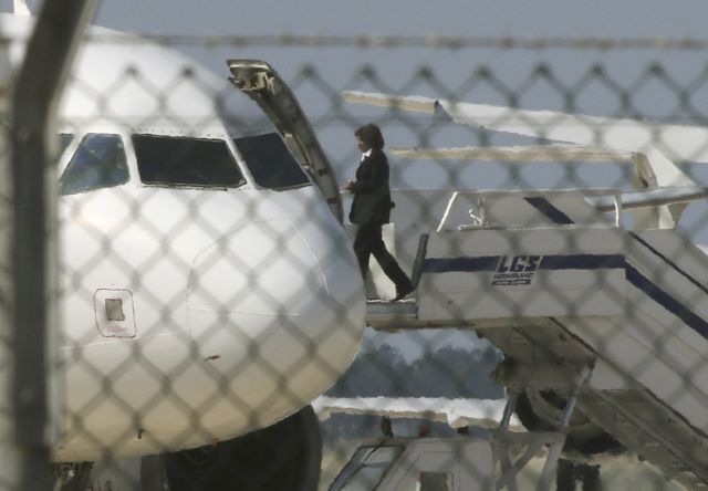 Επιβάτης αεροσκάφους θεωρήθηκε ύποπτος επειδή έλυνε… εξισώσεις