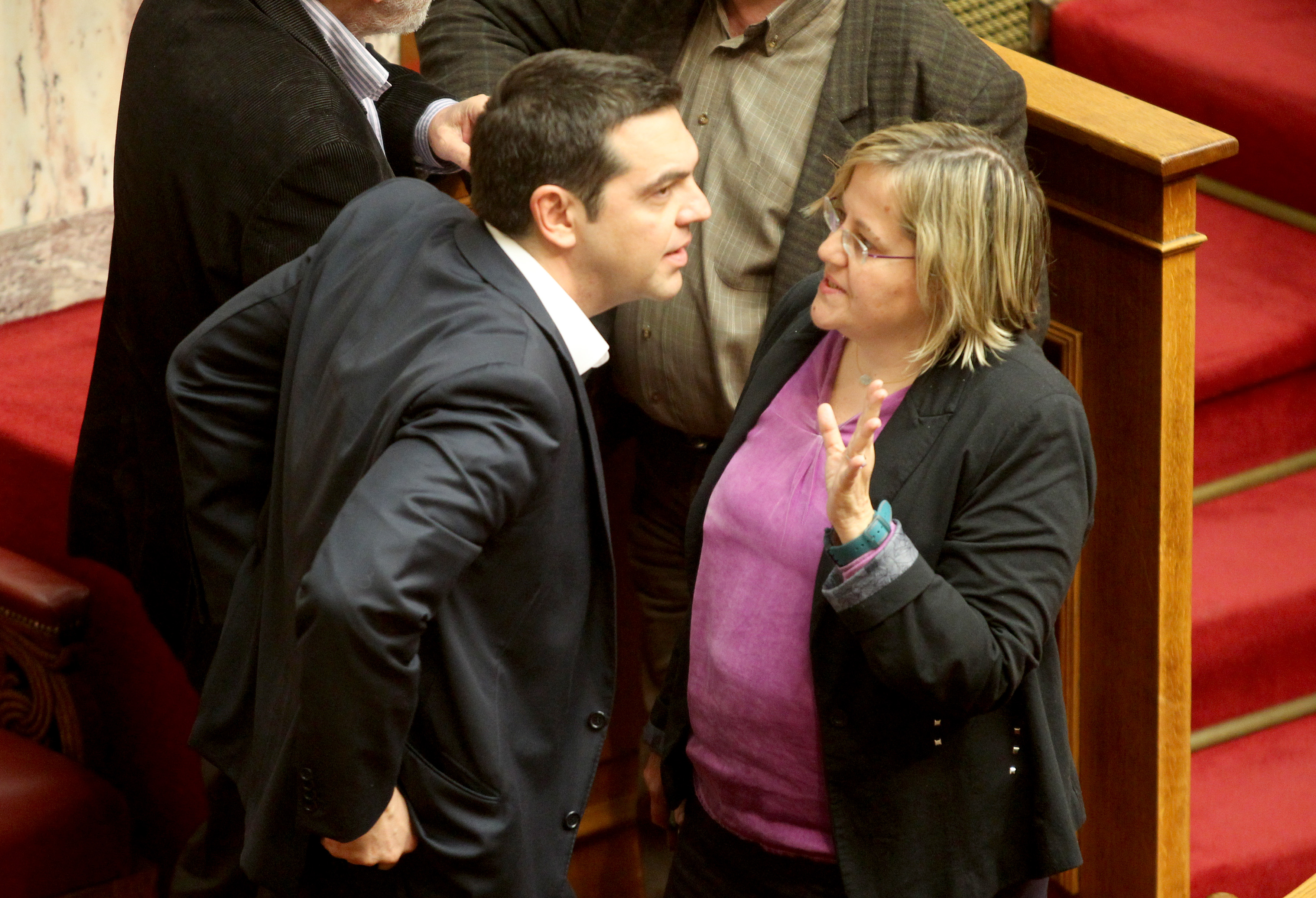 «Όχι» στον κόφτη και στο υπερταμείο ψήφισε η Κατριβάνου και παραιτήθηκε