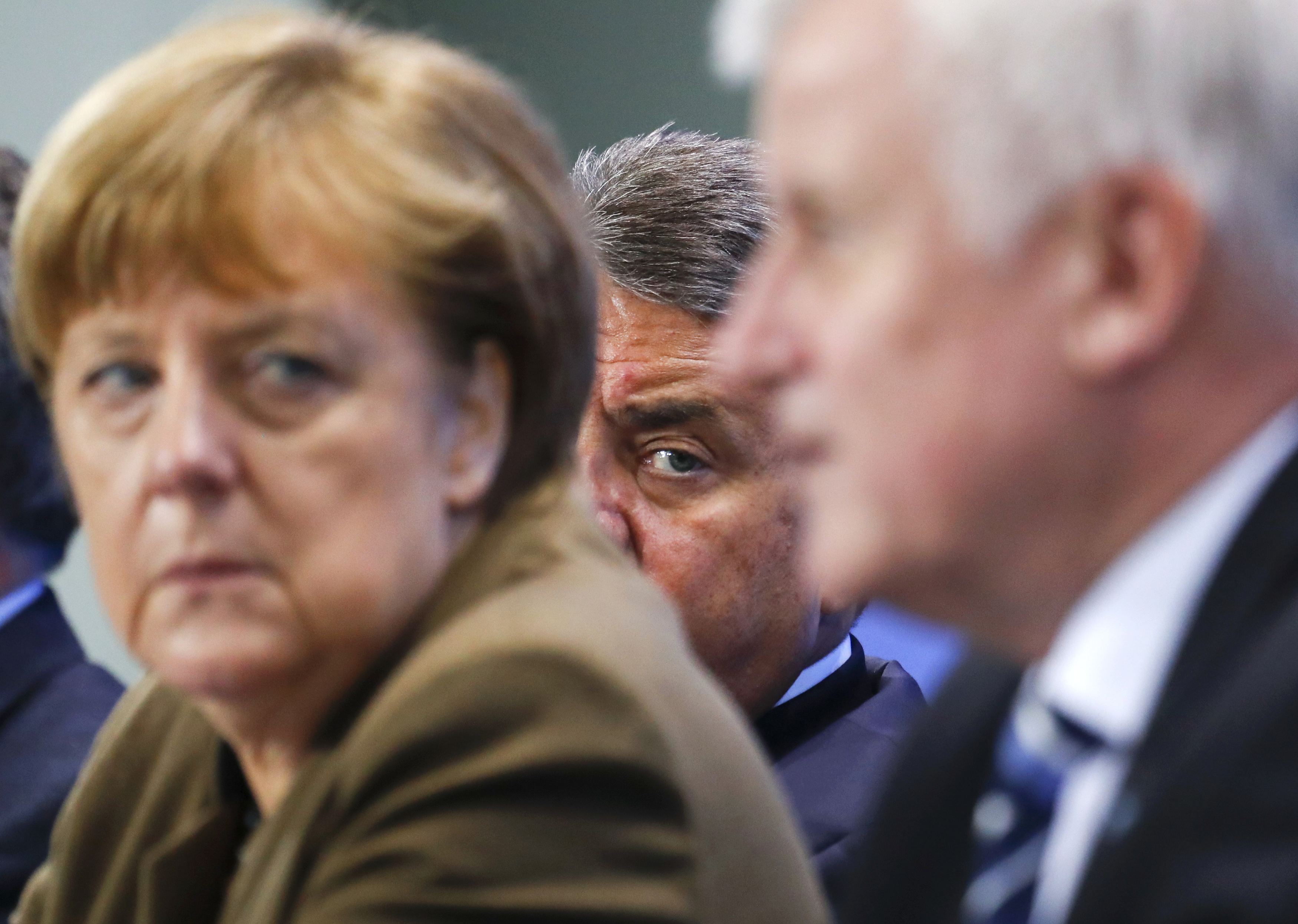 Ζεεχόφερ «πυροβολεί» Μέρκελ για άνοδο της AfD και γονάτισμα στην Τουρκία