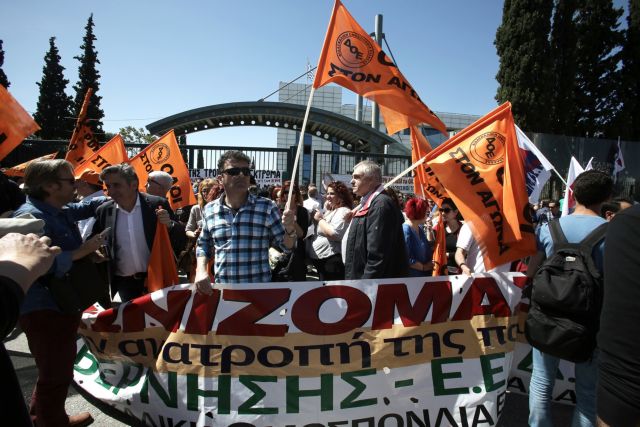 Νέα κινητοποίηση των δασκάλων έξω από το υπουργείο Παιδείας