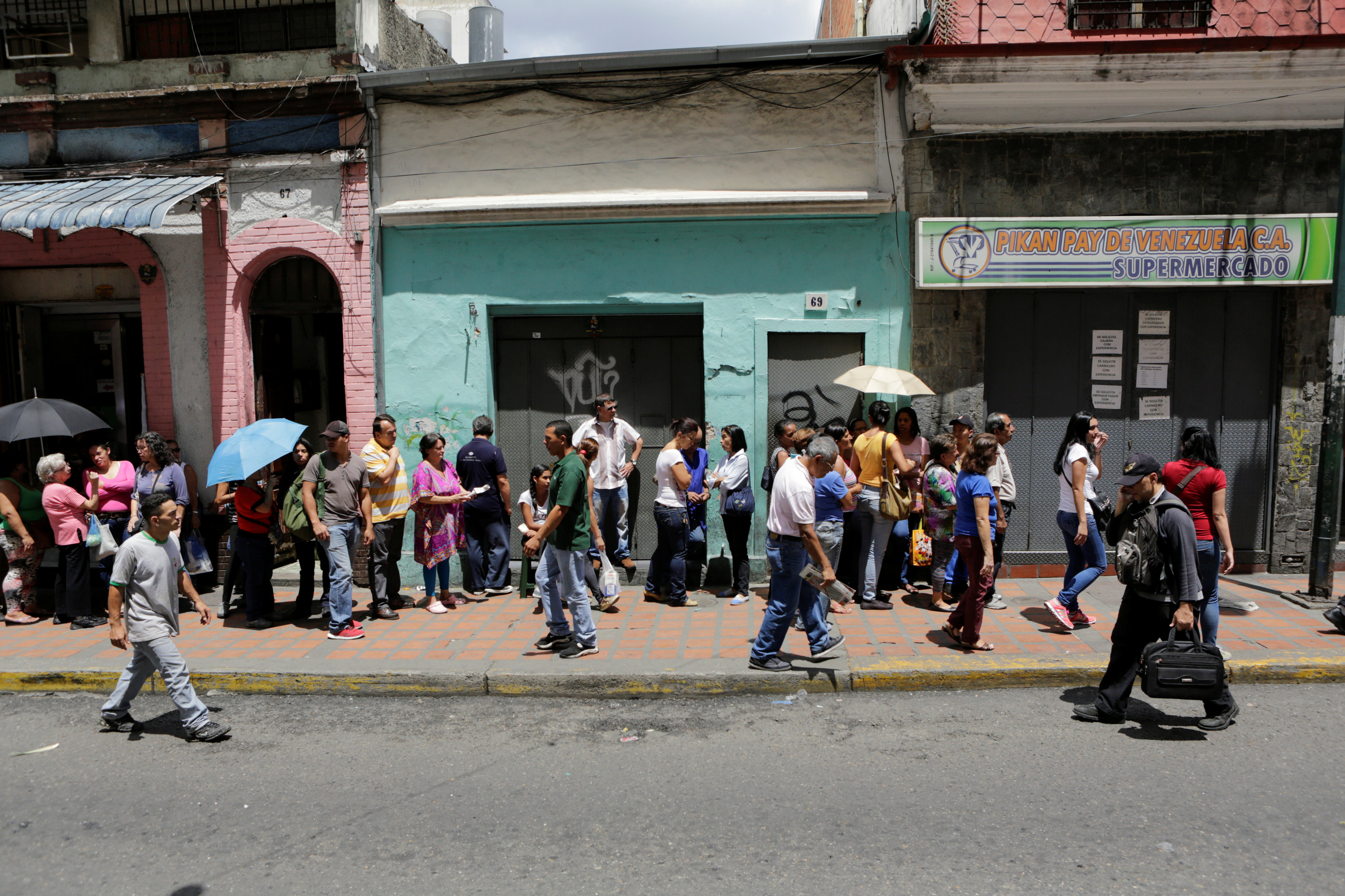 Με τον πληθωρισμό να καλπάζει, η Βενεζουέλα ανεβάζει τον κατώτατο μισθό