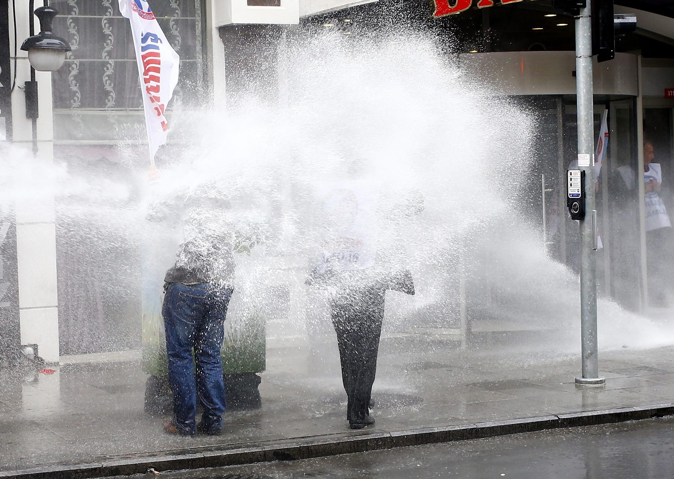 Στους δρόμους για την Πρωτομαγιά η υφήλιος, δακρυγόνα στην Πόλη