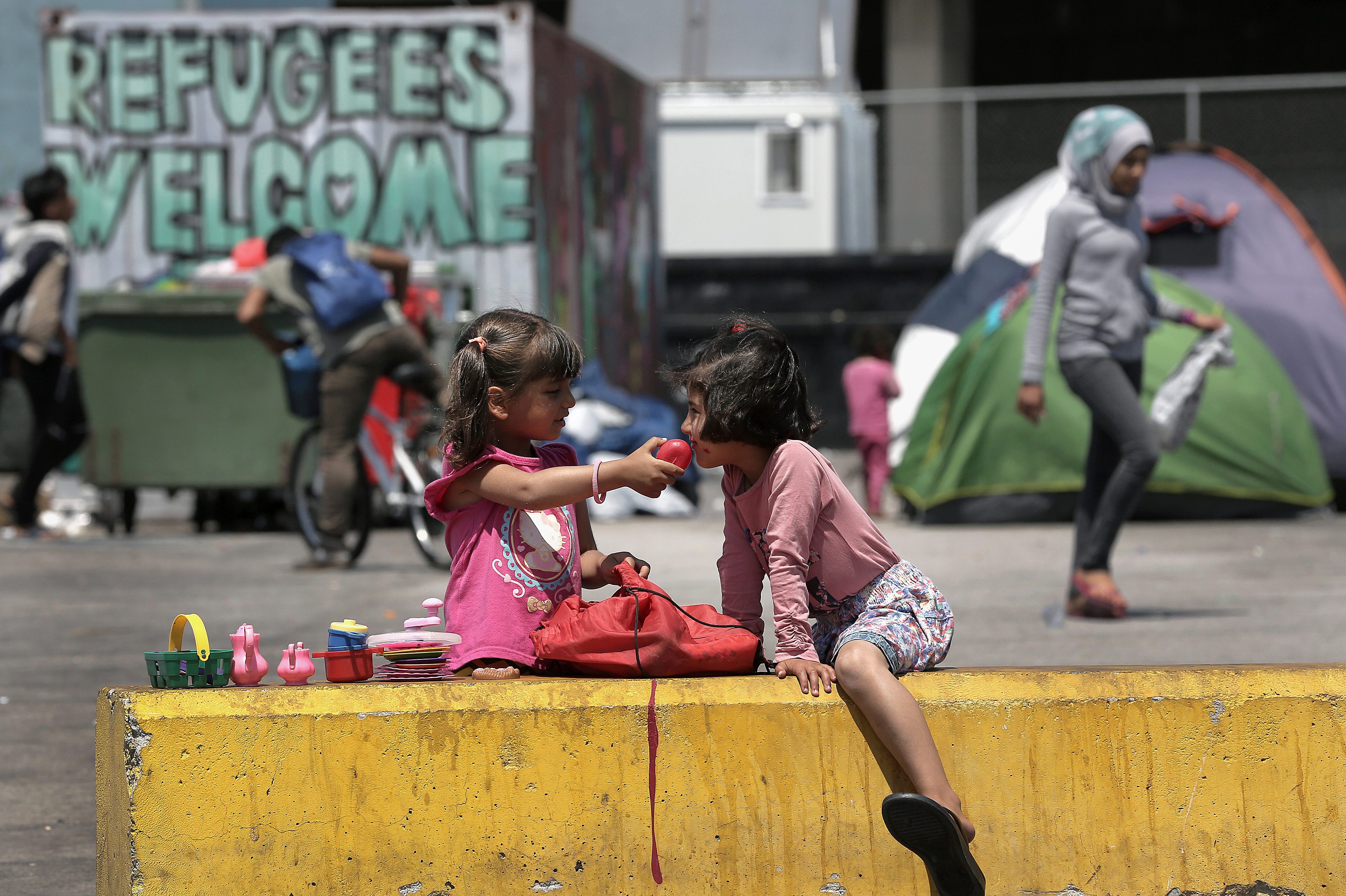 Πάνω από 2.000 οι πρόσφυγες που παραμένουν στο λιμάνι του Πειραιά