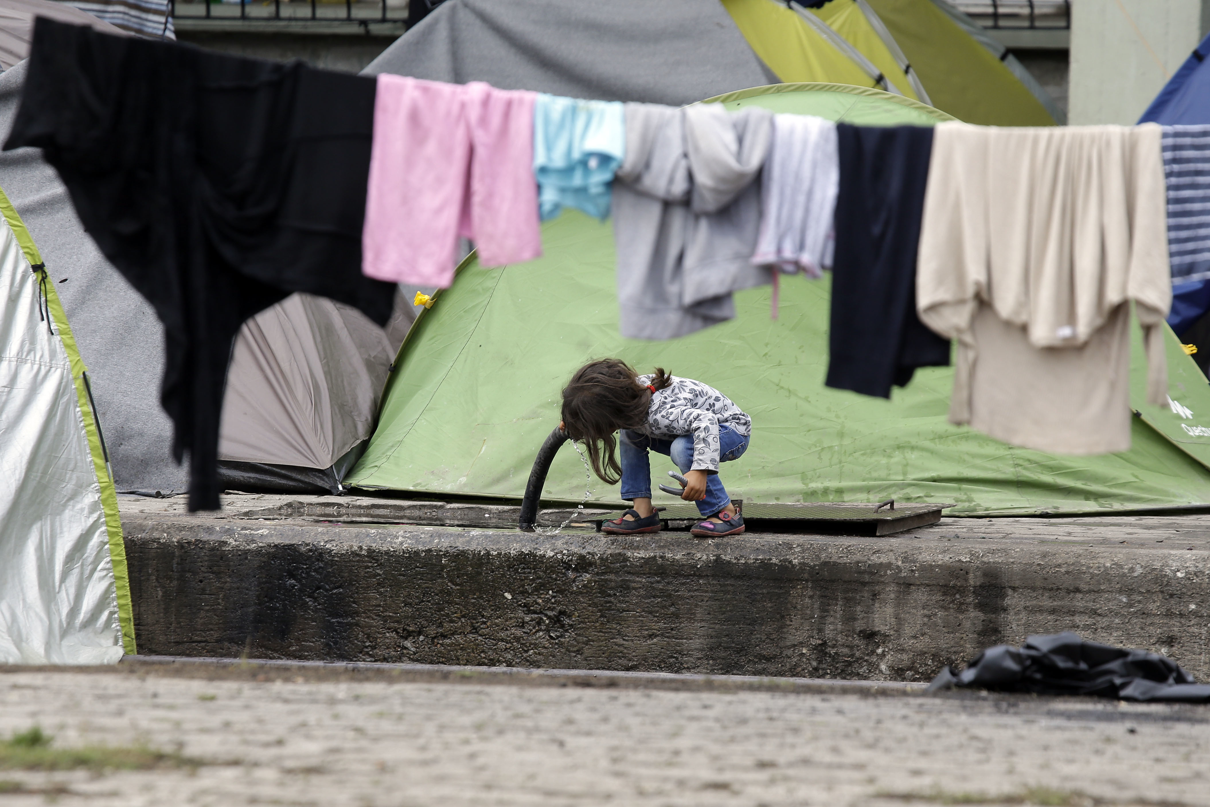 Συνθήκες φαβέλας με χιλιάδες πρόσφυγες σε Πειραιά και Ειδομένη