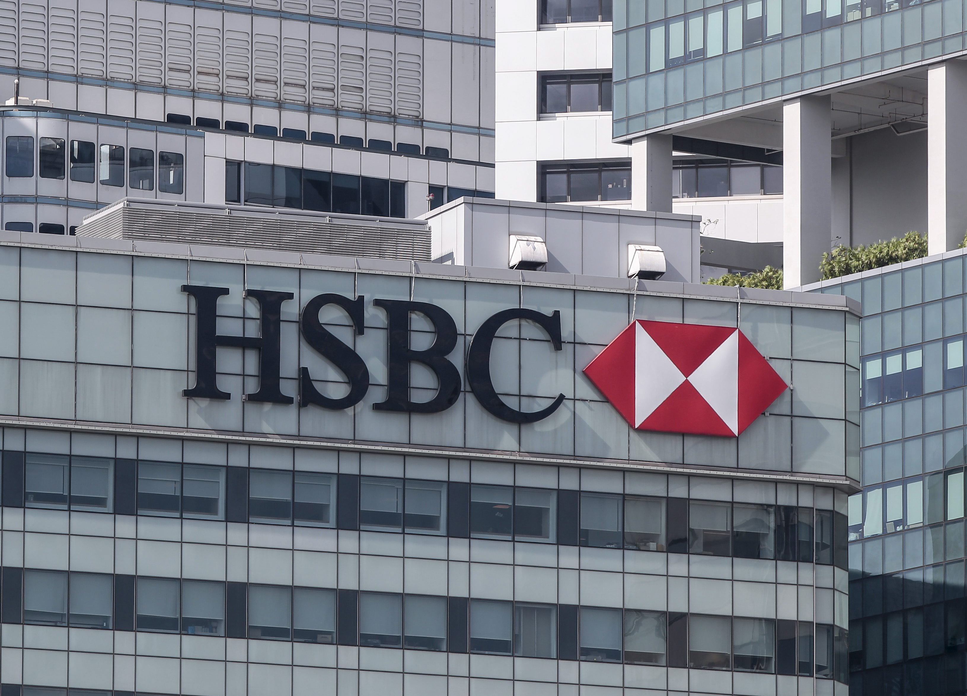 Με 850 απολύσεις ξεκινά η HSBC το σχέδιο των μεγάλων περικοπών