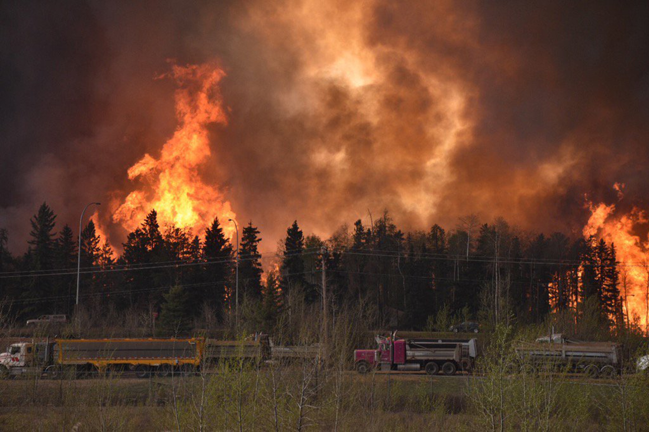 Δεκάδες χιλιάδες εγκαταλείπουν πόλη του Καναδά λόγω πυρκαγιάς