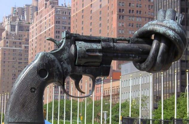 Πέθανε ο «πατέρας» του ρεβόλβερ με την κάννη δεμένη κόμπο