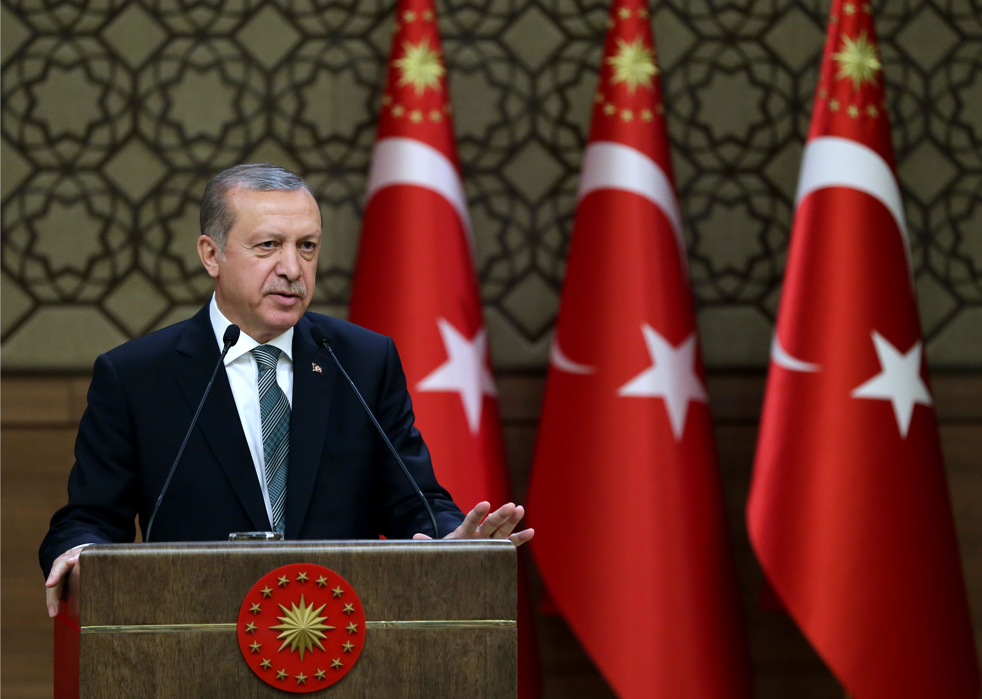 «Βασιλικό πραξικόπημα» η απομάκρυνση Νταβούτογλου λέει η αντιπολίτευση