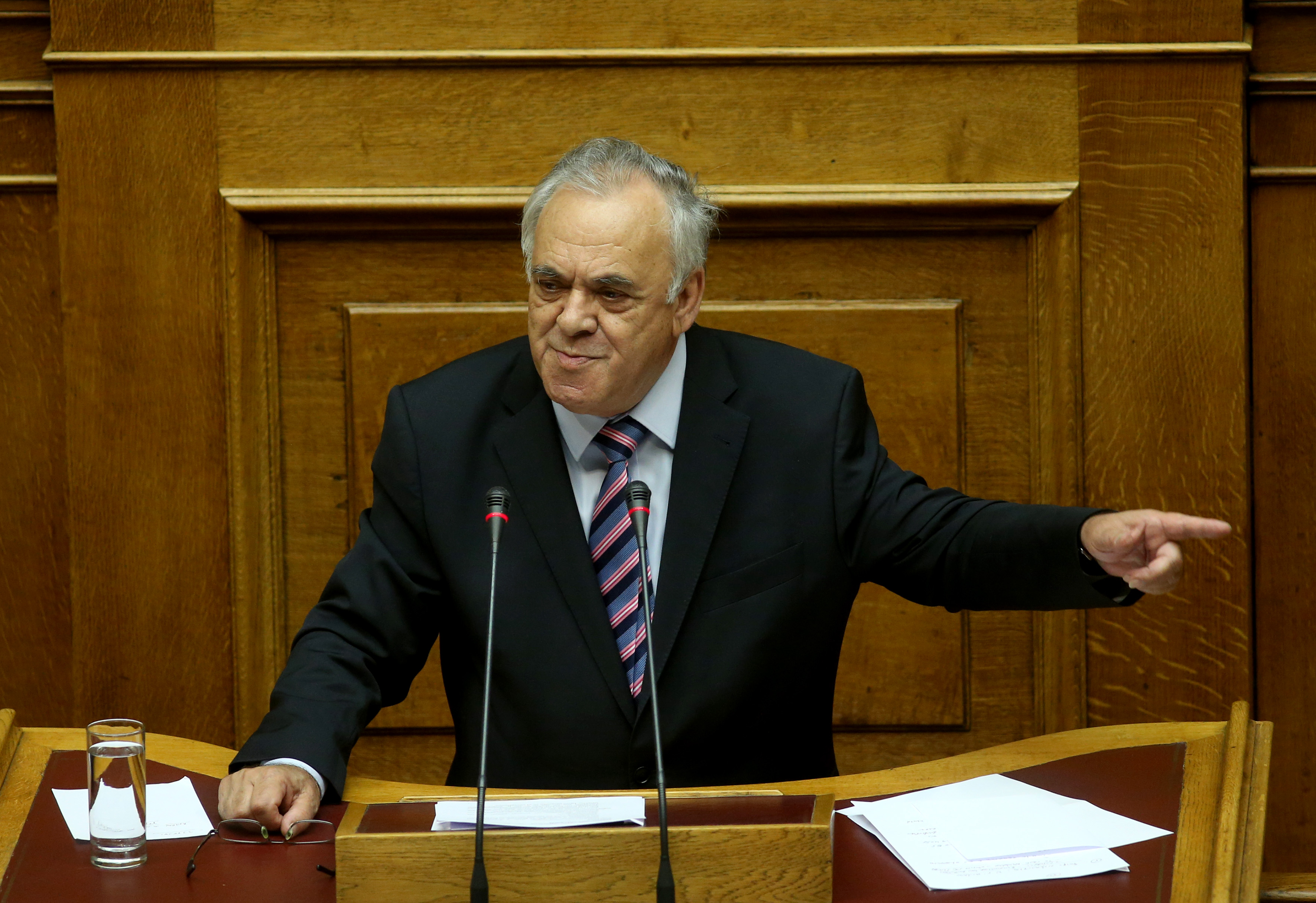 Σε αναζήτηση ισοδυνάμων έναντι του παγώματος των ειδικών μισθολογίων