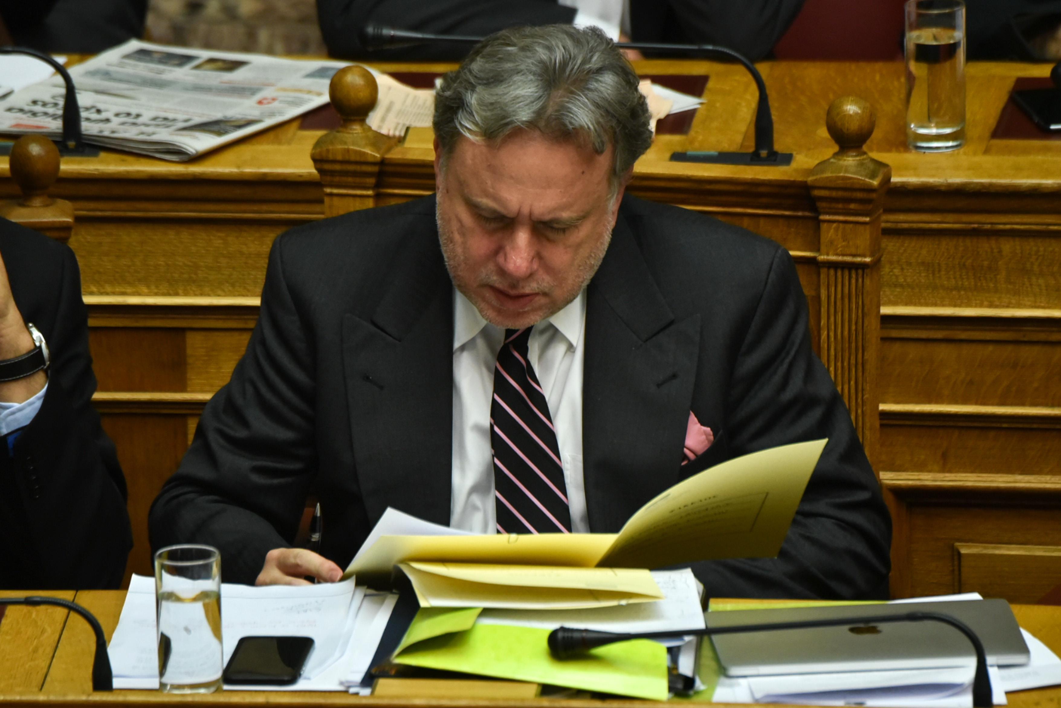 Κατρούγκαλος: Μπορούμε να ζήσουμε λίγο δίχως τσιγάρα και καφέ