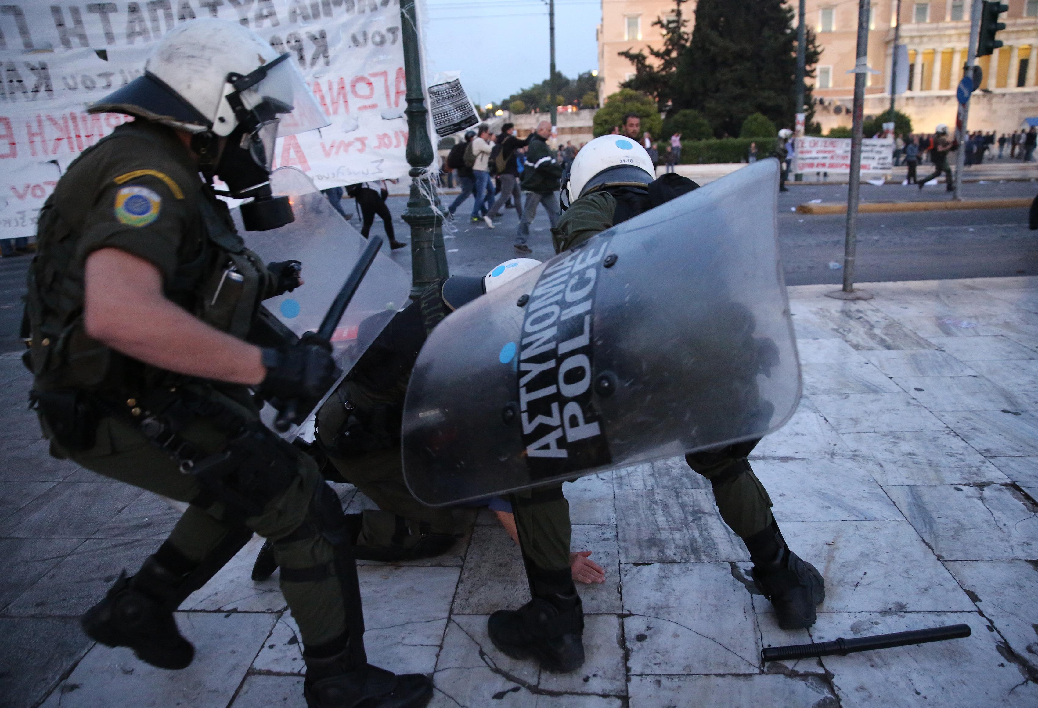 Αντιδράσεις για τη στάση των ΜΑΤ στη διαδήλωση της Κυριακής στο Σύνταγμα