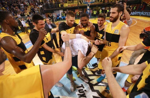 Χαμηλοί τόνοι στον Άρη, αποδοκιμάζει τα συνθήματα και απολογείται