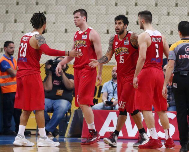 Στους τελικούς με ανατροπή και «σκούπα» ο Ολυμπιακός