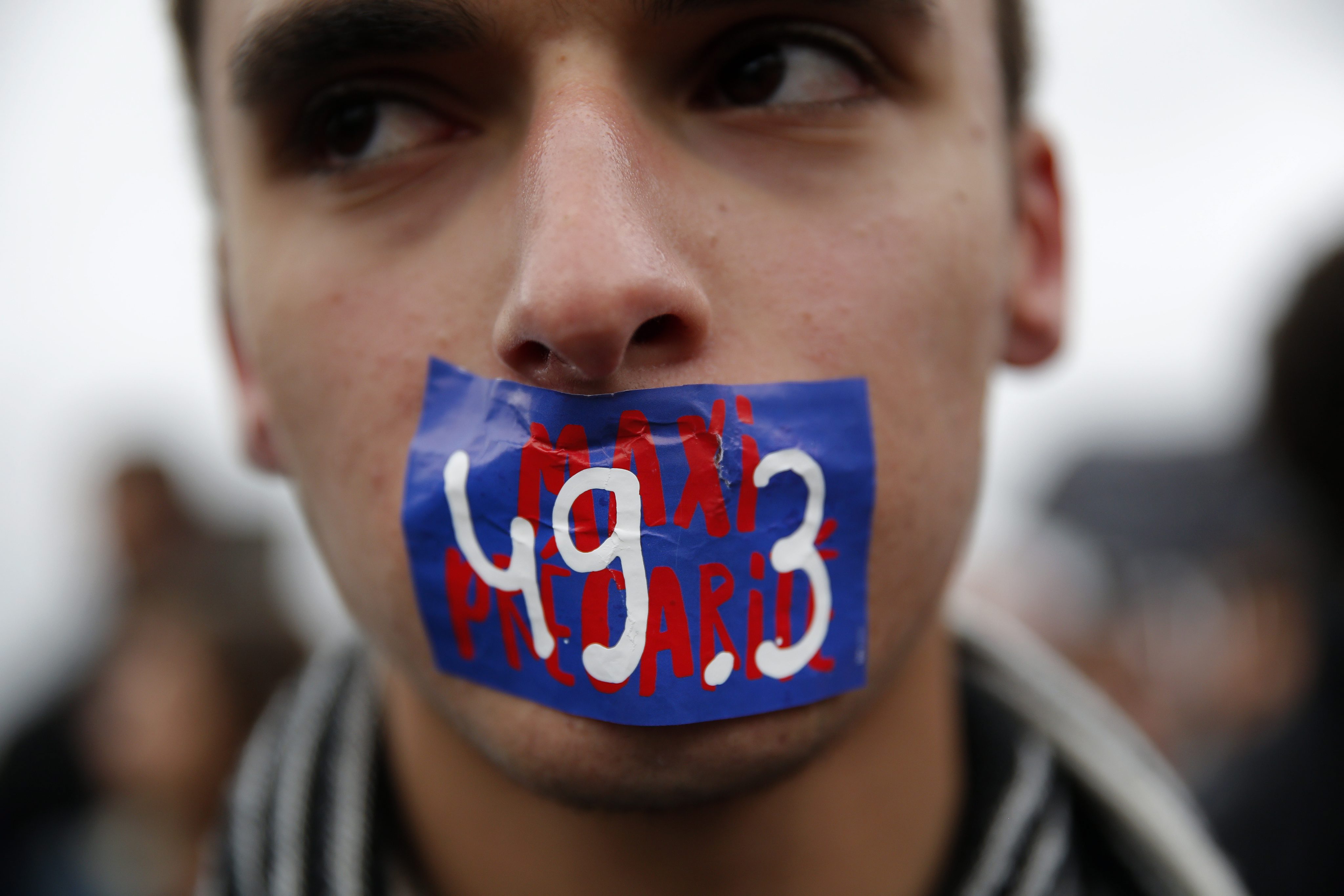 Δακρυγόνα και ένταση σε Παρίσι και Νάντη για το «διατάσσομεν» στα εργασιακά