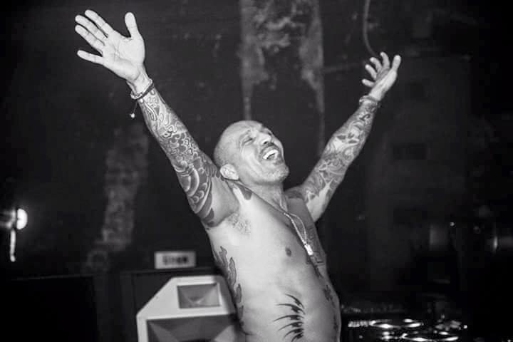 Ο Ντέιβιντ Μοράλες στο opening πάρτι του Bolivar Beach Bar