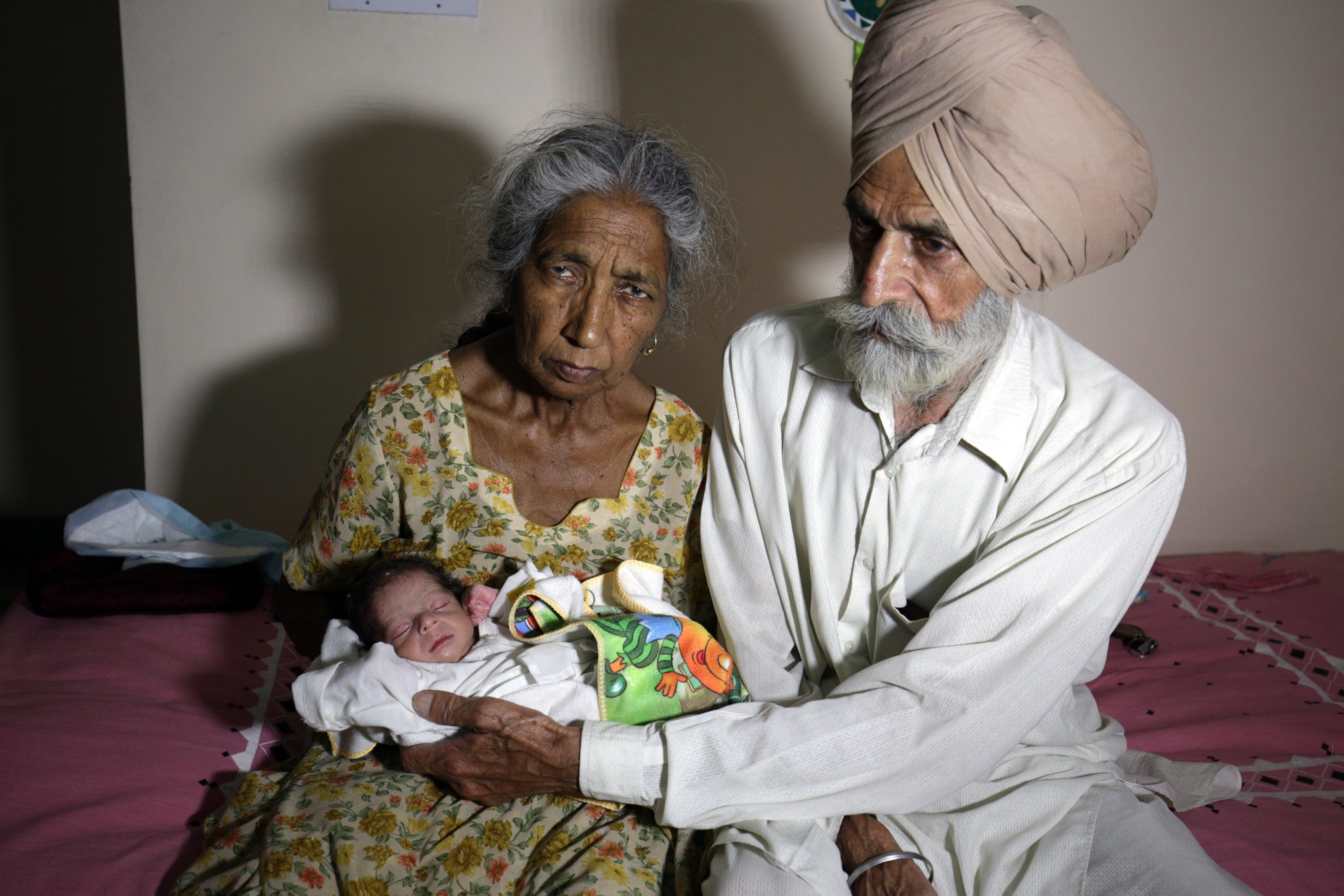 Ινδή απέκτησε παιδί στα… 70 της
