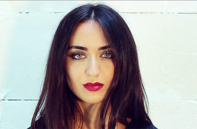 Ξεσηκώνει η τραγουδίστρια από τη Συρία με το όνομα «Ελλάδα»