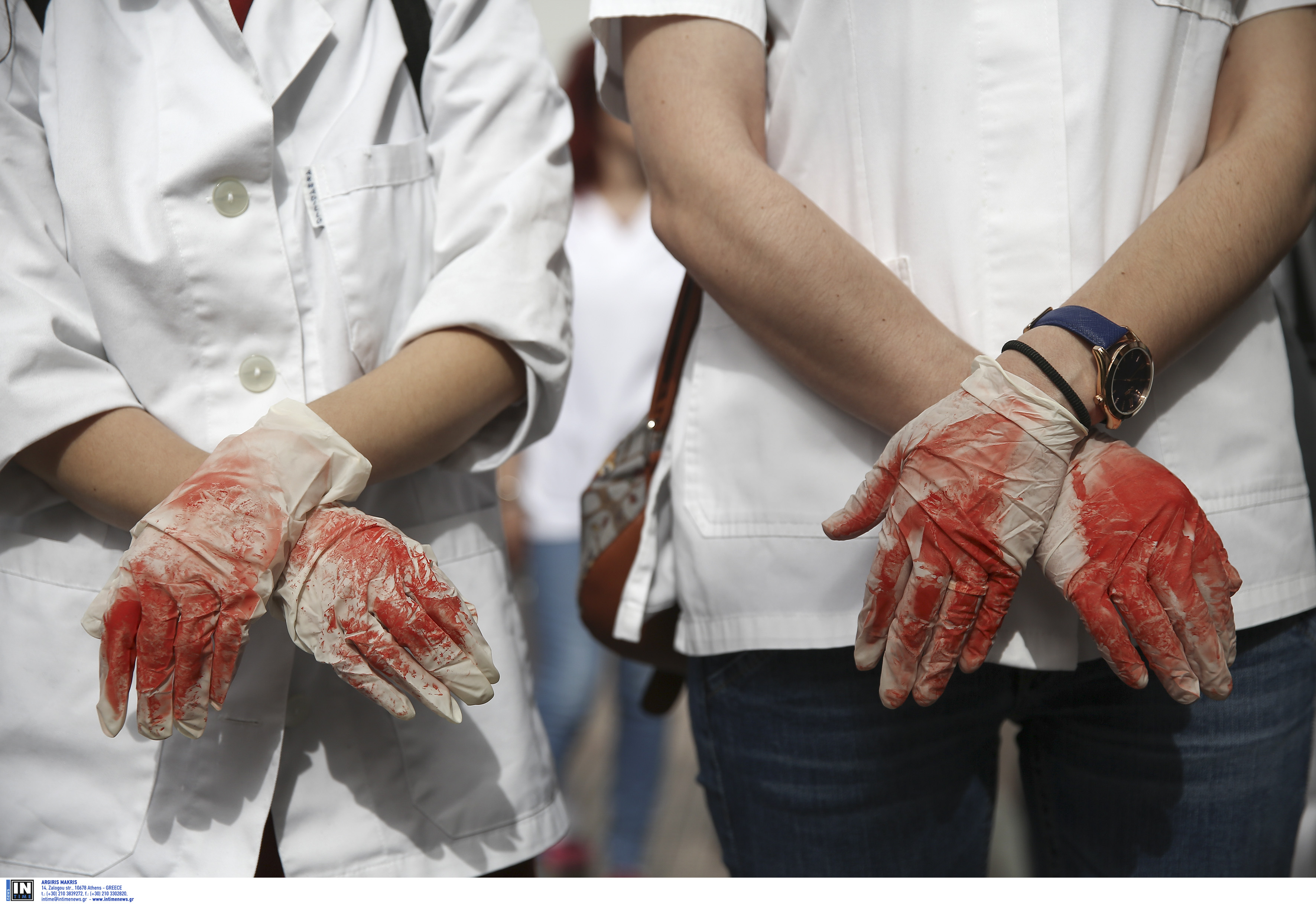 «Αιματοβαμμένη» διαμαρτυρία εργαζομένων των νοσοκομείων στο ΥΜΑΘ