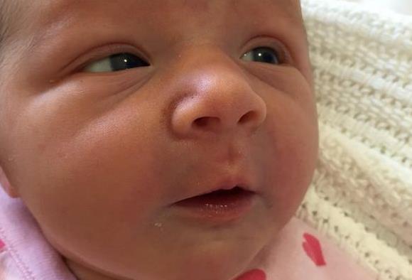 Ένα κοριτσάκι για τους γονείς που έχασαν τα τρία παιδιά τους στην πτήση MH17