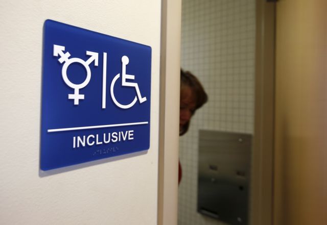 ΗΠΑ: Οι διεμφυλικοί μαθητές να επιλέγουν ανδρική ή γυναικεία τουαλέτα