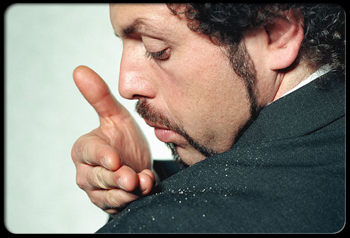 Ανισορροπία βακτηρίων στο κεφάλι ίσως προκαλεί την πιτυρίδα