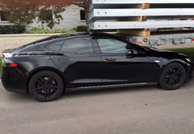 Οδηγοί Tesla διαμαρτύρονται ότι τα αυτοκίνητά τους τρελάθηκαν