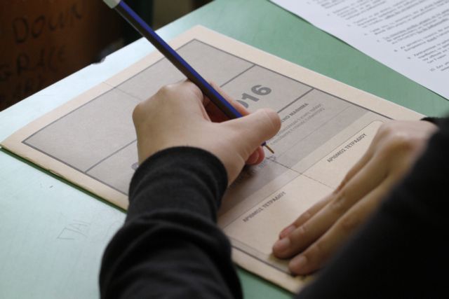 Κρίση πανικού έπαθαν δύο μαθητές στις πανελλαδικές