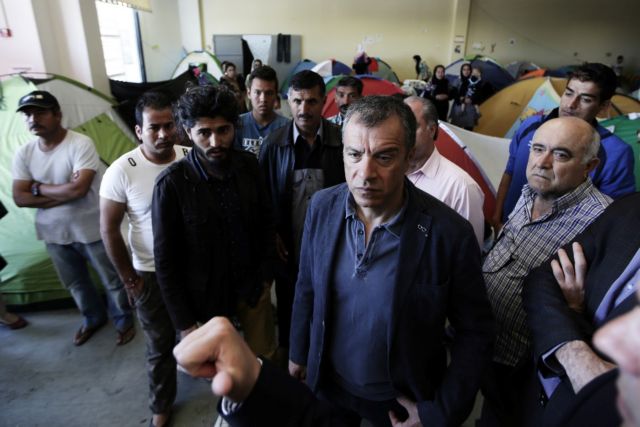 Επίσκεψη Θεοδωράκη στους πρόσφυγες του Ελληνικού