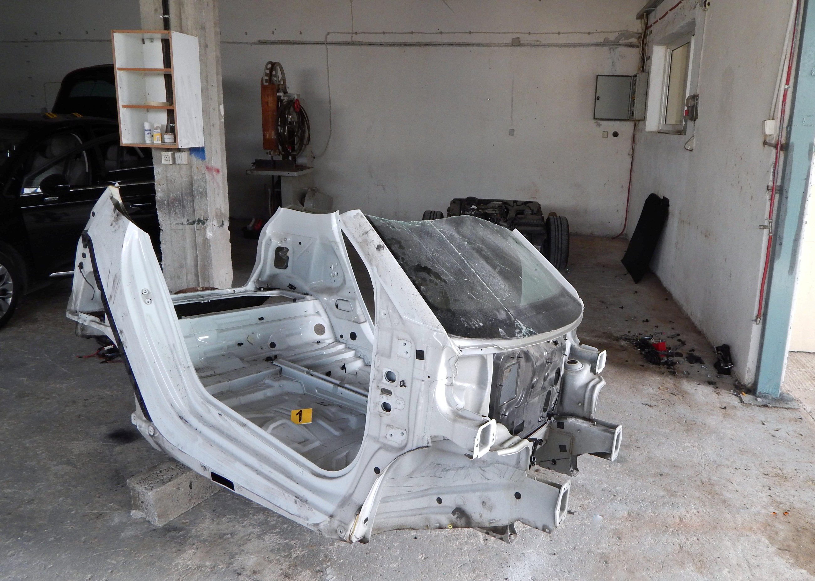 Έκλεβαν και παραποιούσαν-αποσυναρμολογούσαν αυτοκίνητα στην Αττική