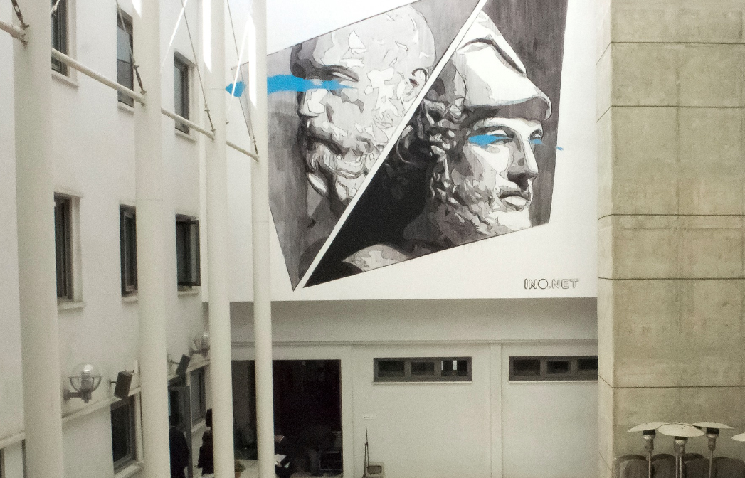 Ο street artist INO τοποθετεί Σόλωνα και Περικλή στην κυπριακή Βουλή