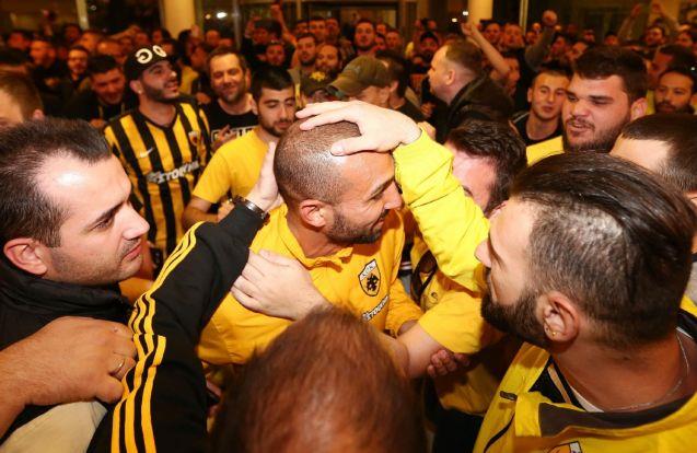 «Ντόπες» από τους οπαδούς στους ποδοσφαιριστές της ΑΕΚ