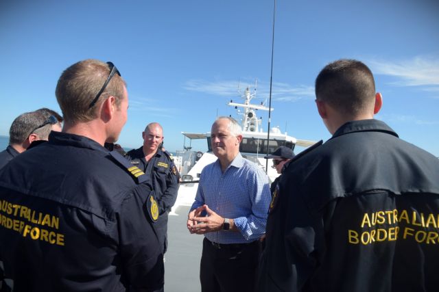 Κατά τον αυστραλό υπουργό Μετανάστευσης, οι πρόσφυγες είναι αγράμματοι