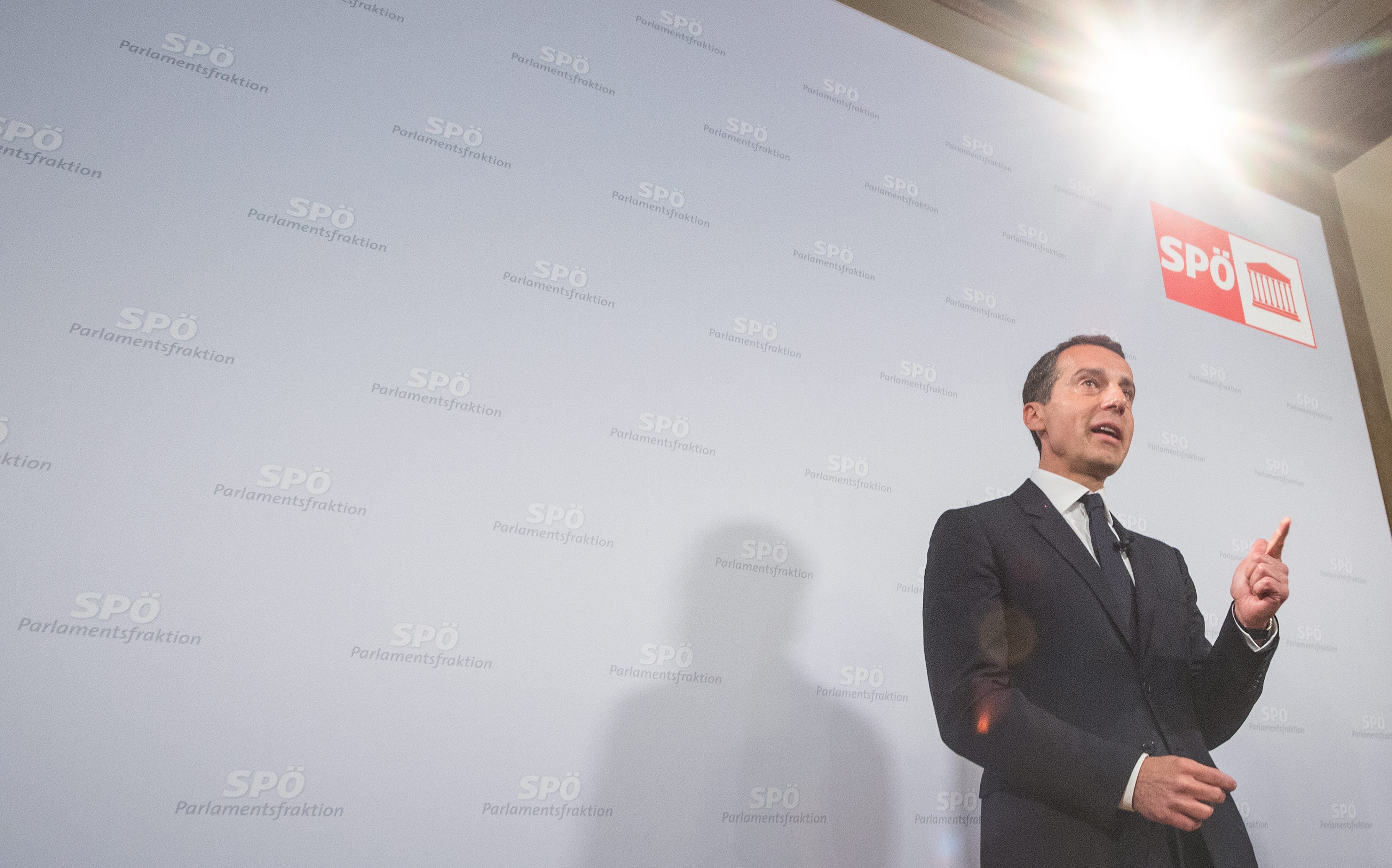 Ο νέος καγκελάριος της Αυστρίας δεν κόβει τους δεσμούς με την ακροδεξιά