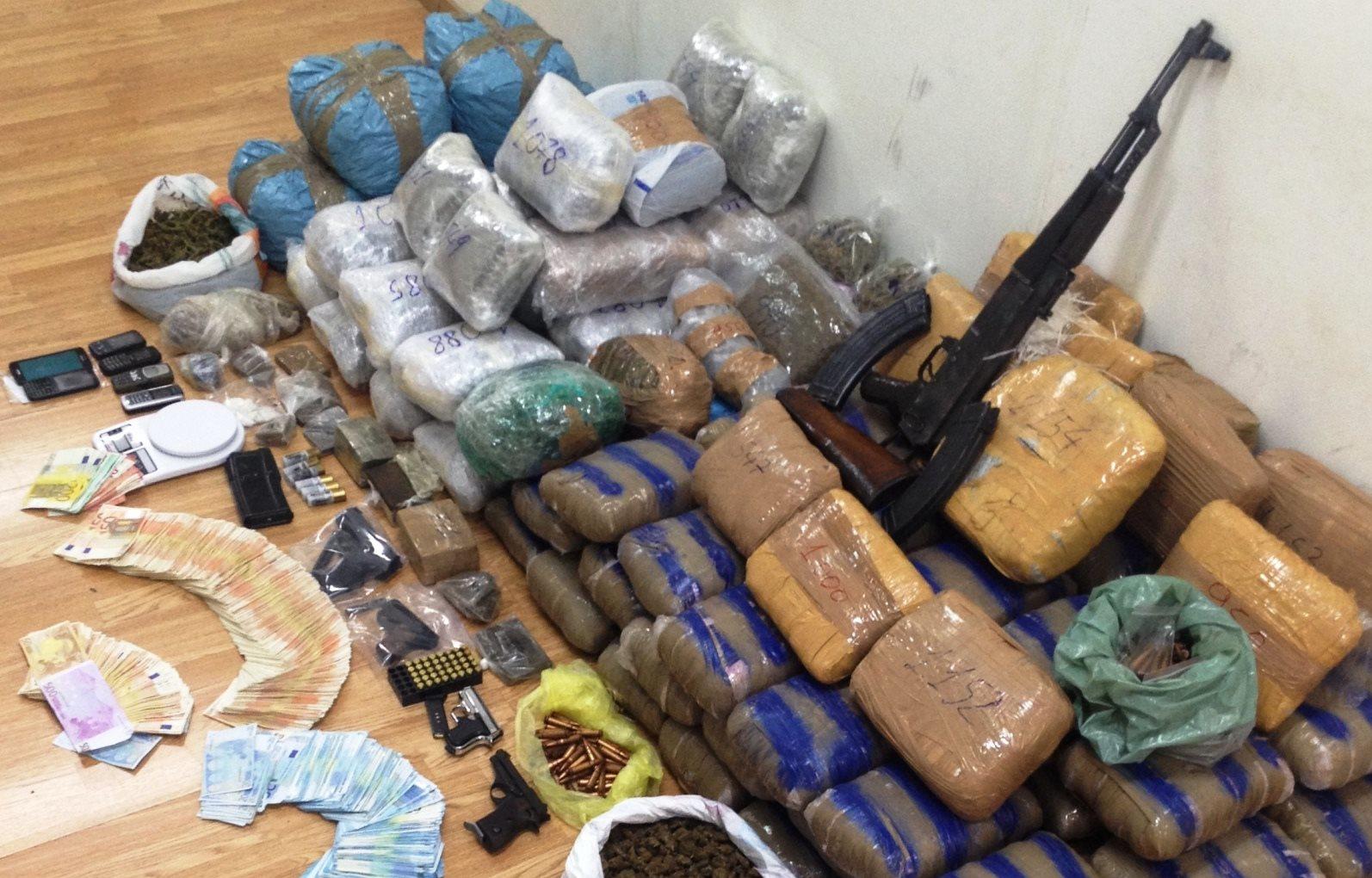 Έριχναν στην εγχώρια αγορά μεγάλες ποσότητες χασίς