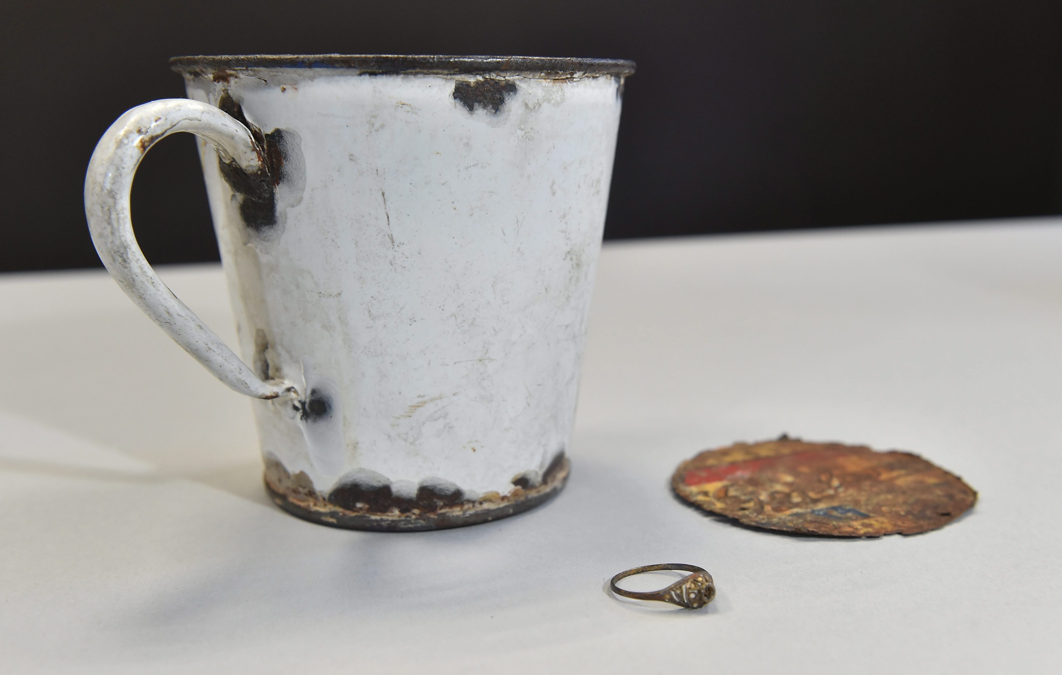 Στο φως κρυμμένα κοσμήματα σε φλιτζάνι στο Άουσβιτς