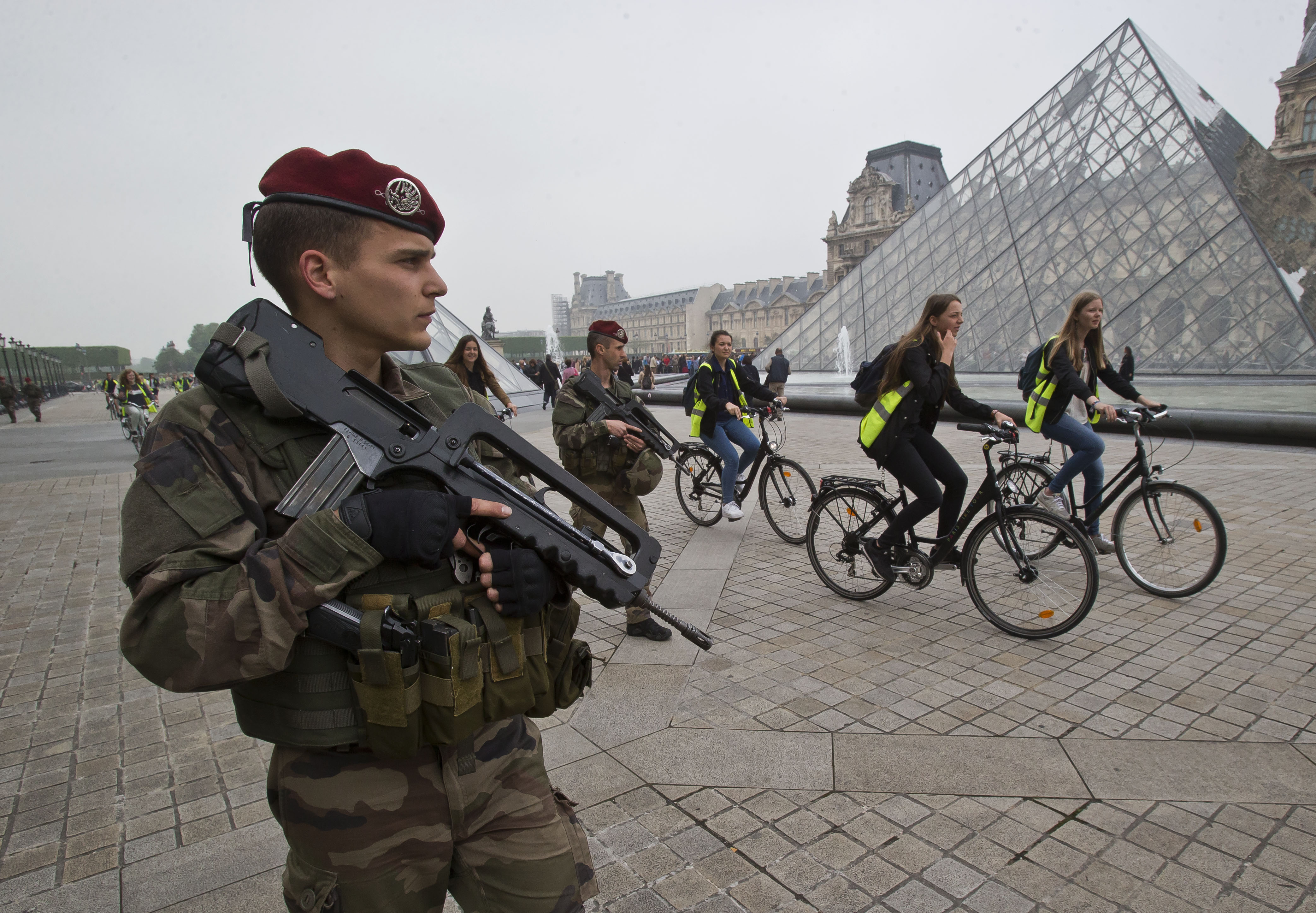 H ISIS σχεδιάζει κύμα επιθέσεων στη Γαλλία, σύμφωνα με αξιωματούχο