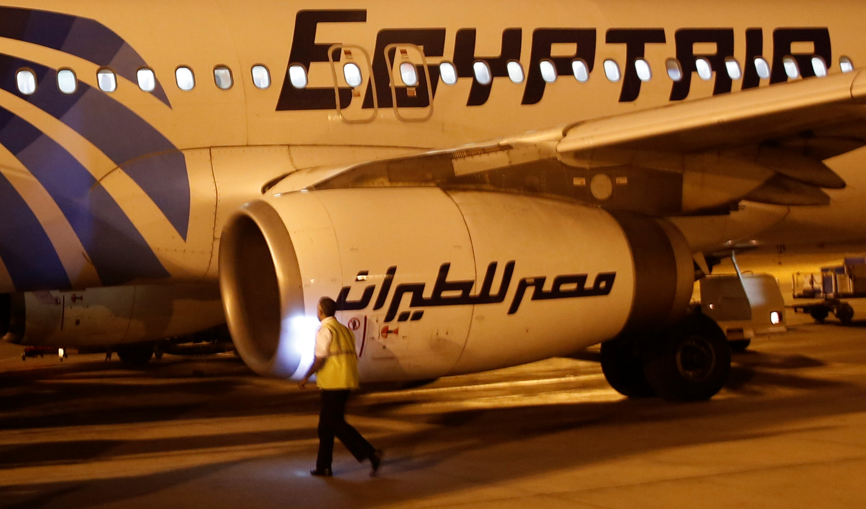 EgyptAir: Διευρύνεται η έρευνα, μάχη με την έλλειψη στοιχείων και τις φήμες