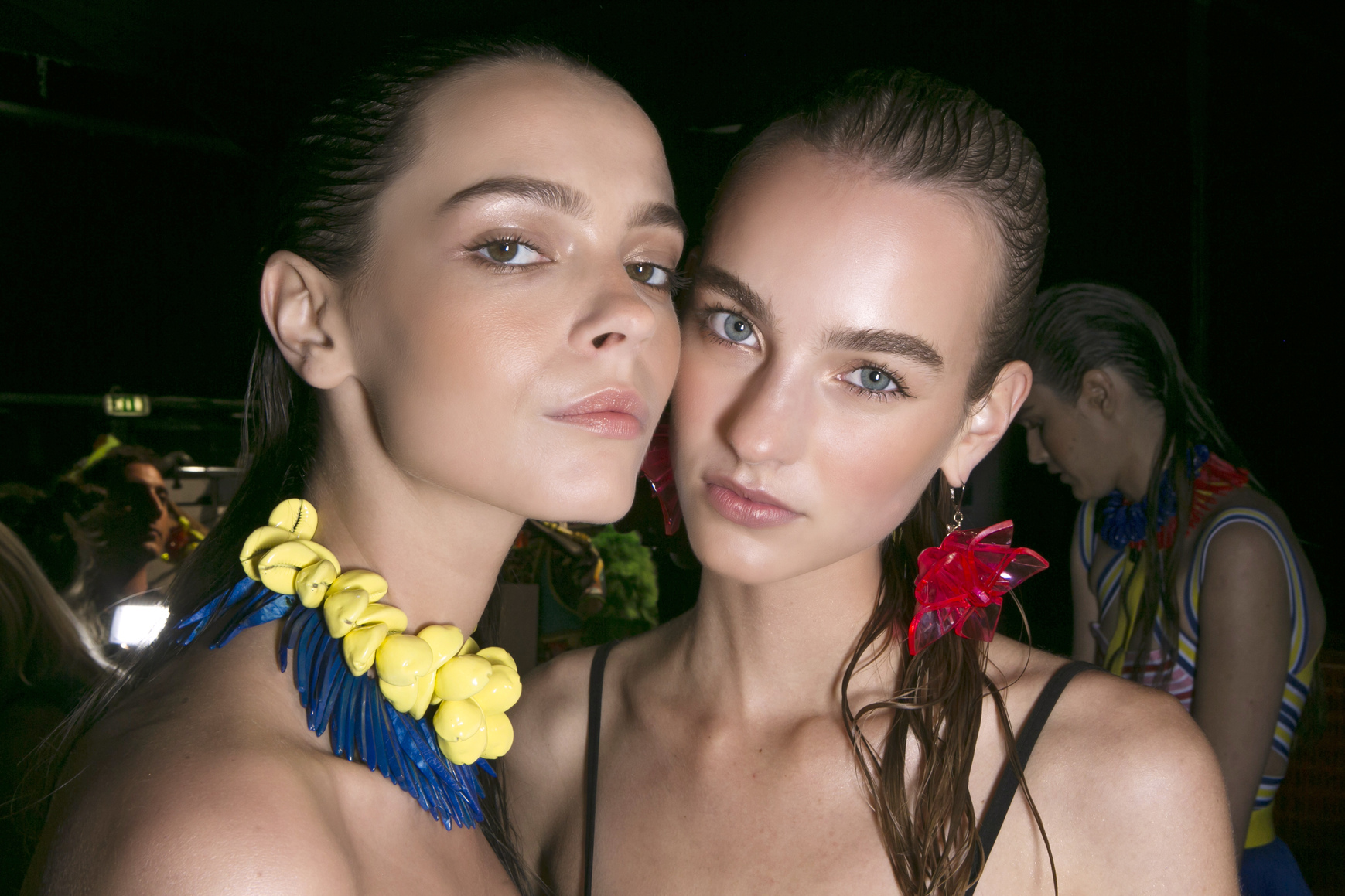 10 καυτά μυστικά ομορφιάς για το μαύρισμα, το μακιγιάζ και την ενυδάτωση