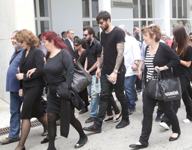 Στο πλευρό του Πρίντεζη στην κηδεία του πατέρα του η οικογένεια του Ολυμπιακού