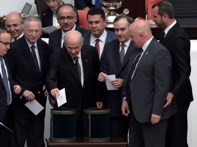 «Ναι» της τουρκικής Βουλής στο αμφιλεγόμενο σχέδιο για άρση ασυλίας