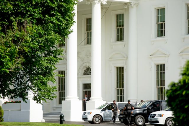 Αποκλείστηκε για λίγο ο Λευκός Οίκος καθώς ακούστηκαν πυρά