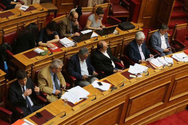 Αντιδράσεις ΝΔ-ΠΑΣΟΚ για την τροπολογία για τα ειδικά μισθολόγια