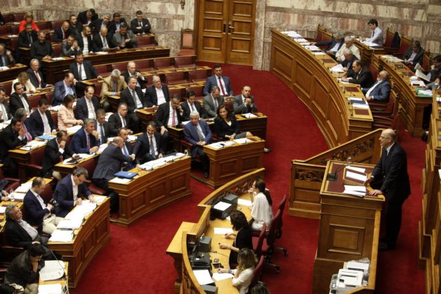 Μονομαχία αρχηγών στη Βουλή για το πολυνομοσχέδιο – δείτε live