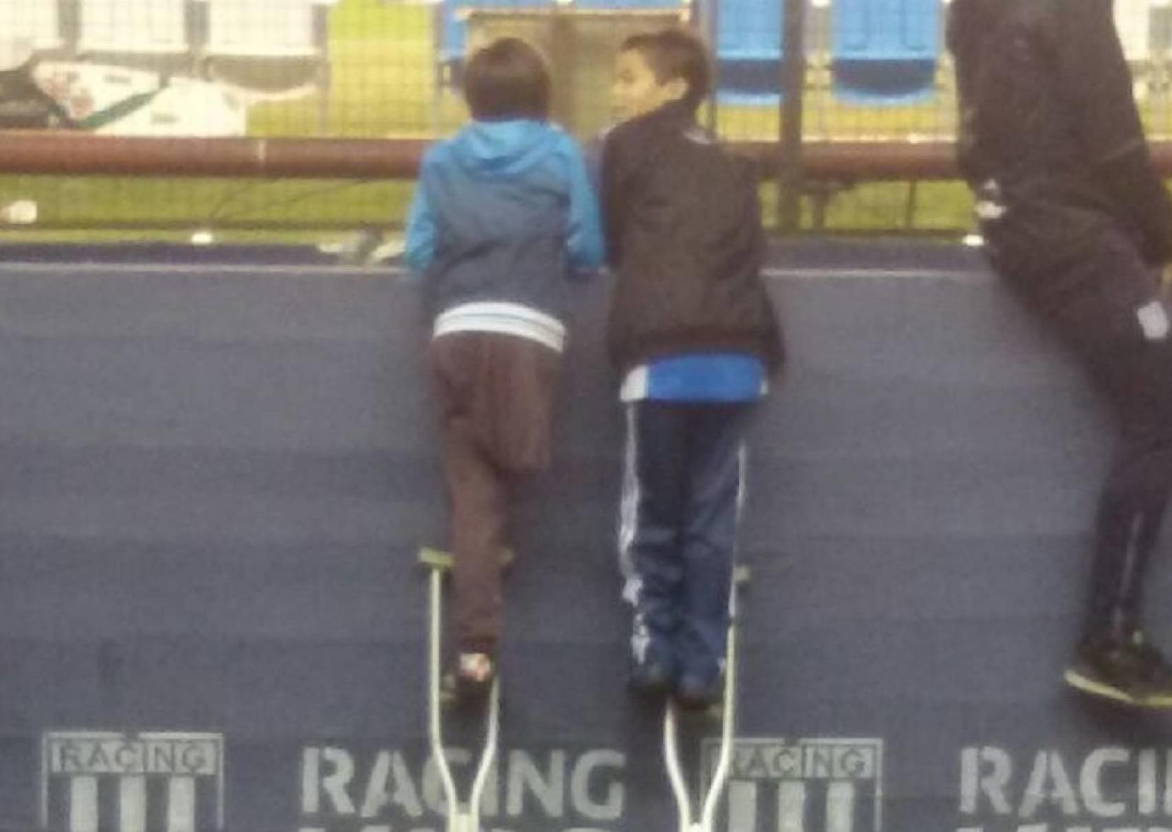 Ο 10χρονος Σαντιάγο έχει ένα πόδι, δύο πατερίτσες και μεγάλη καρδιά