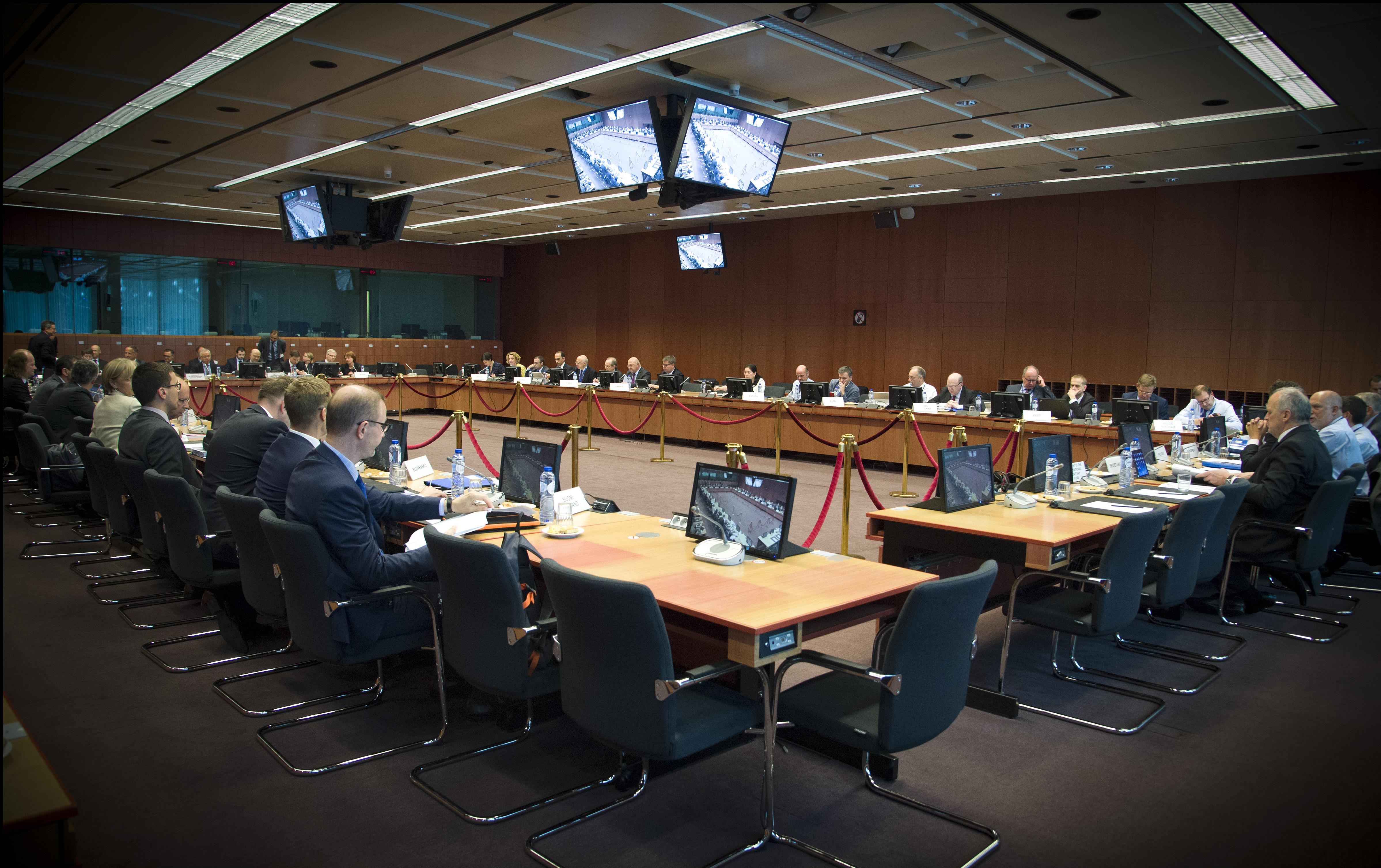 Μαραθώνιο θρίλερ για το χρέος στο Eurogroup, στα δύο σπάει η δόση