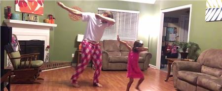 Βίντεο: Μπαμπάς και κόρη χορεύουν και τρελαίνουν το διαδίκτυο!