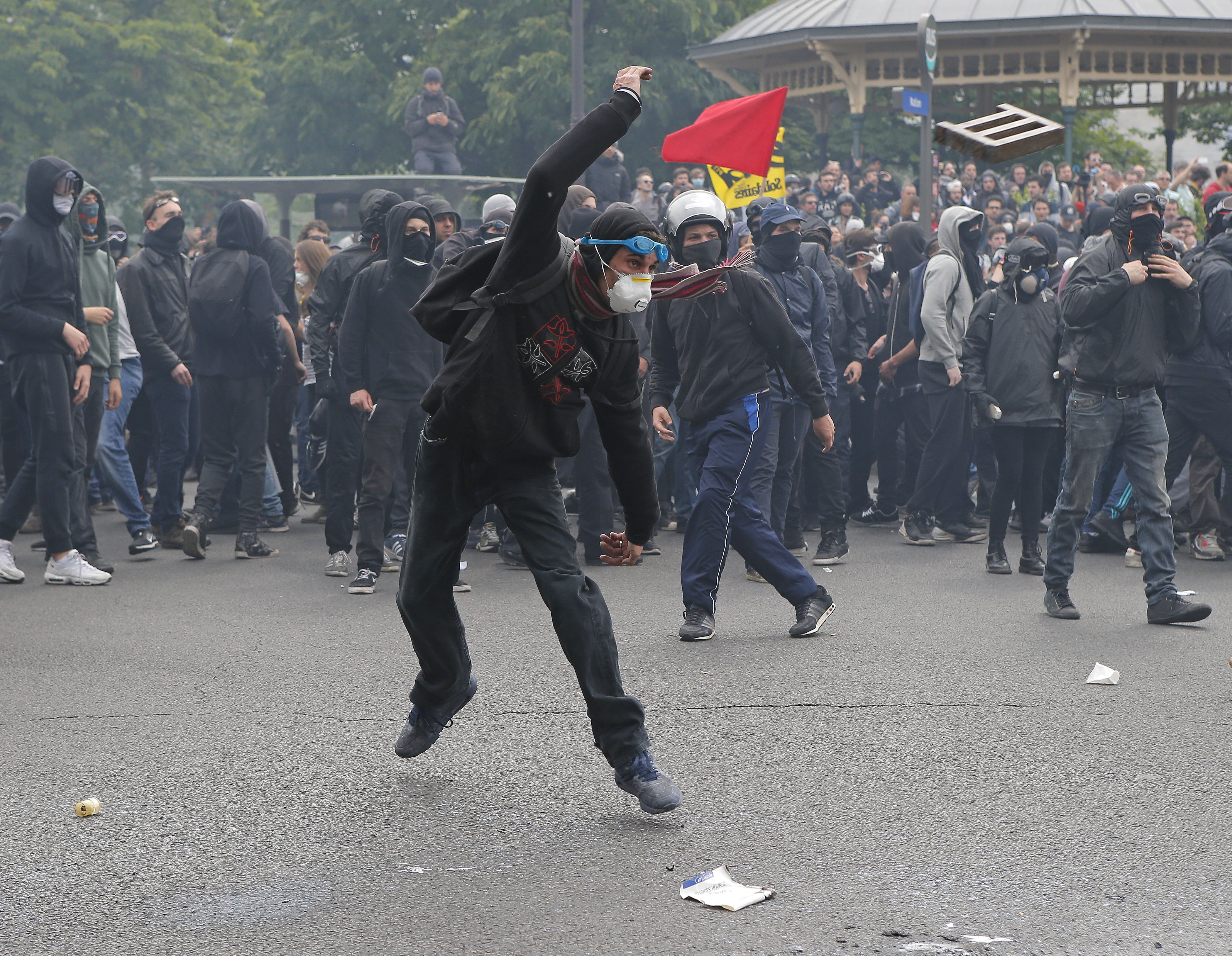 Επεισόδια στο Παρίσι στο περιθώριο πορείας για τα εργασιακά