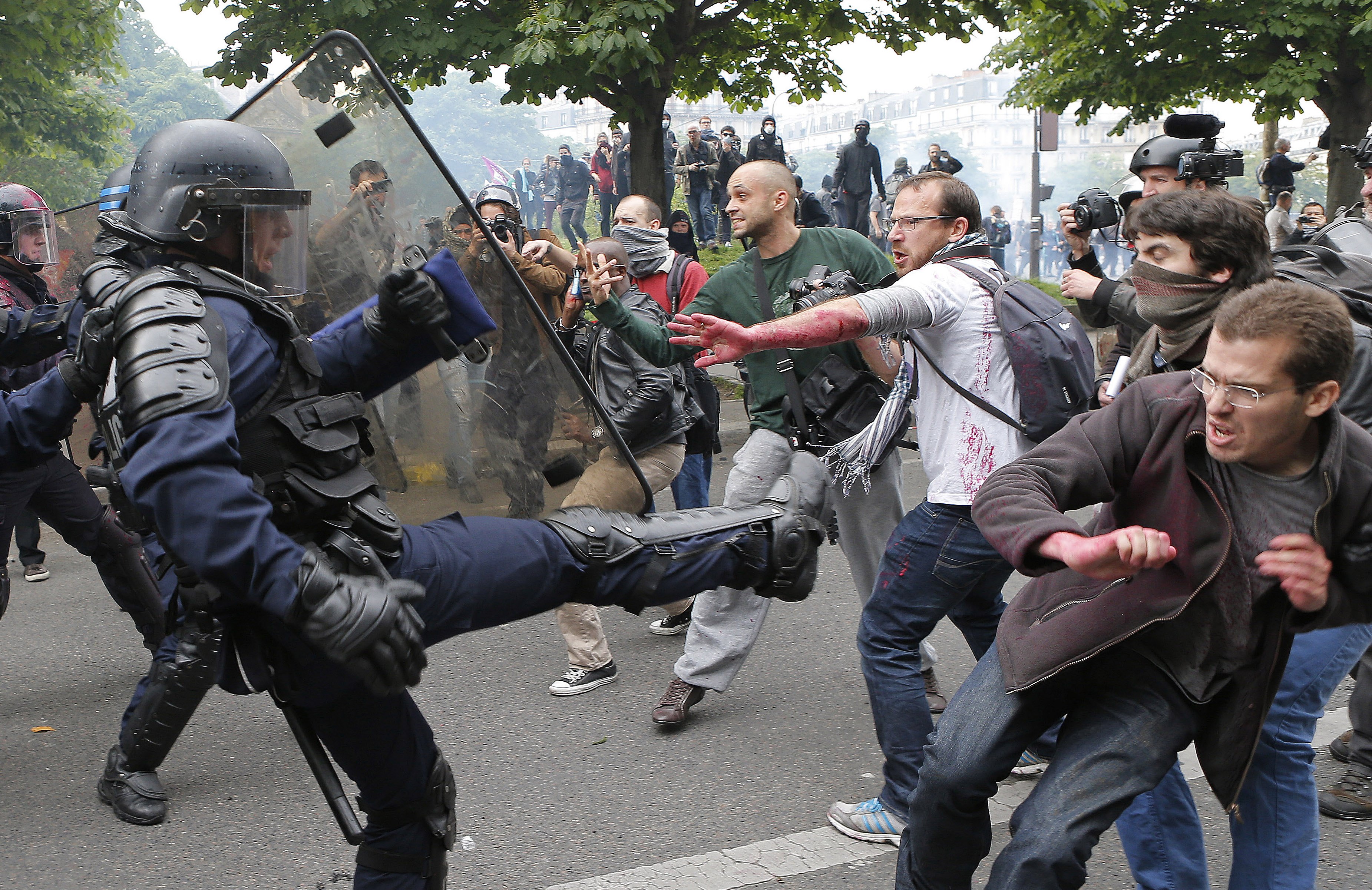 5 мая 2011. Во Франции разгоняют протестующих. Разгон демонстрантов в Париже. Разгон митингующих во Франции.