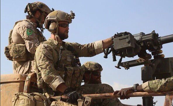 Αμερικανοί στρατιώτες με διακριτικά της κουρδικής YPG στη Συρία